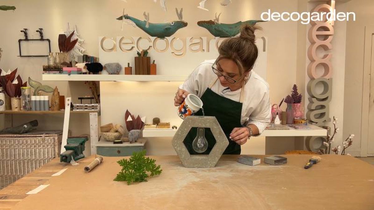 Echar agua dentro de la manualidad decorativa.