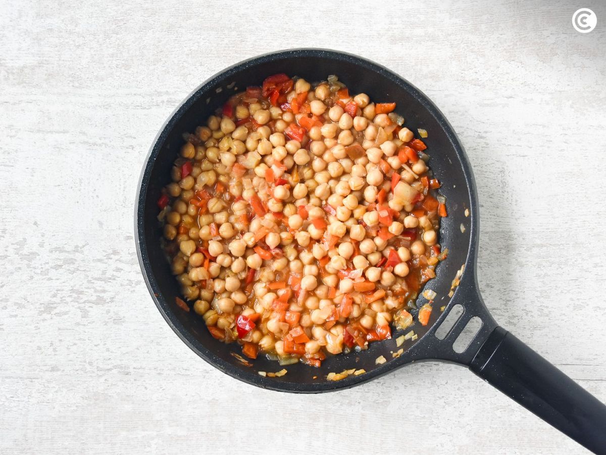 Calentar los garbanzos con las verduras antes de agregar el pollo