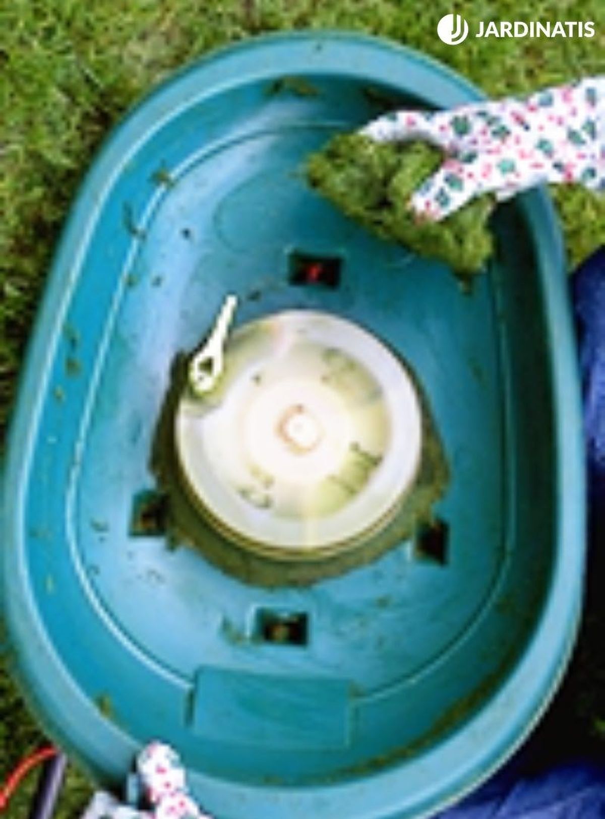 Limpiar el cortacésped para evitar que se acumulen restos