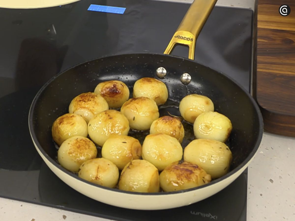 Haz las cebollitas francesas a fuego suave, removiendo de vez en cuando