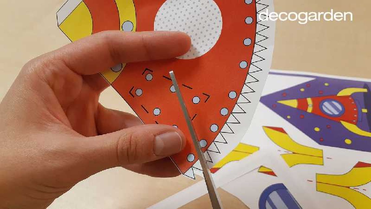 Primer paso para hacer un cohete de papel.