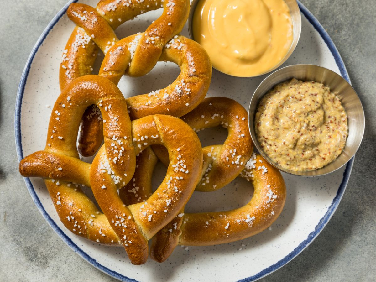 Pretzels bávaros recién horneados, el mejor aliado del codillo para mojar en mostaza y acompañar cada bocado.