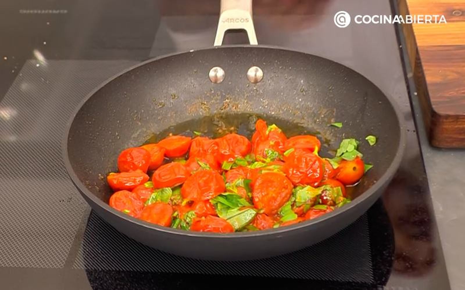 Corta albahaca y saltea con los tomates cherry Corta albahaca y saltea con los tomates cherry