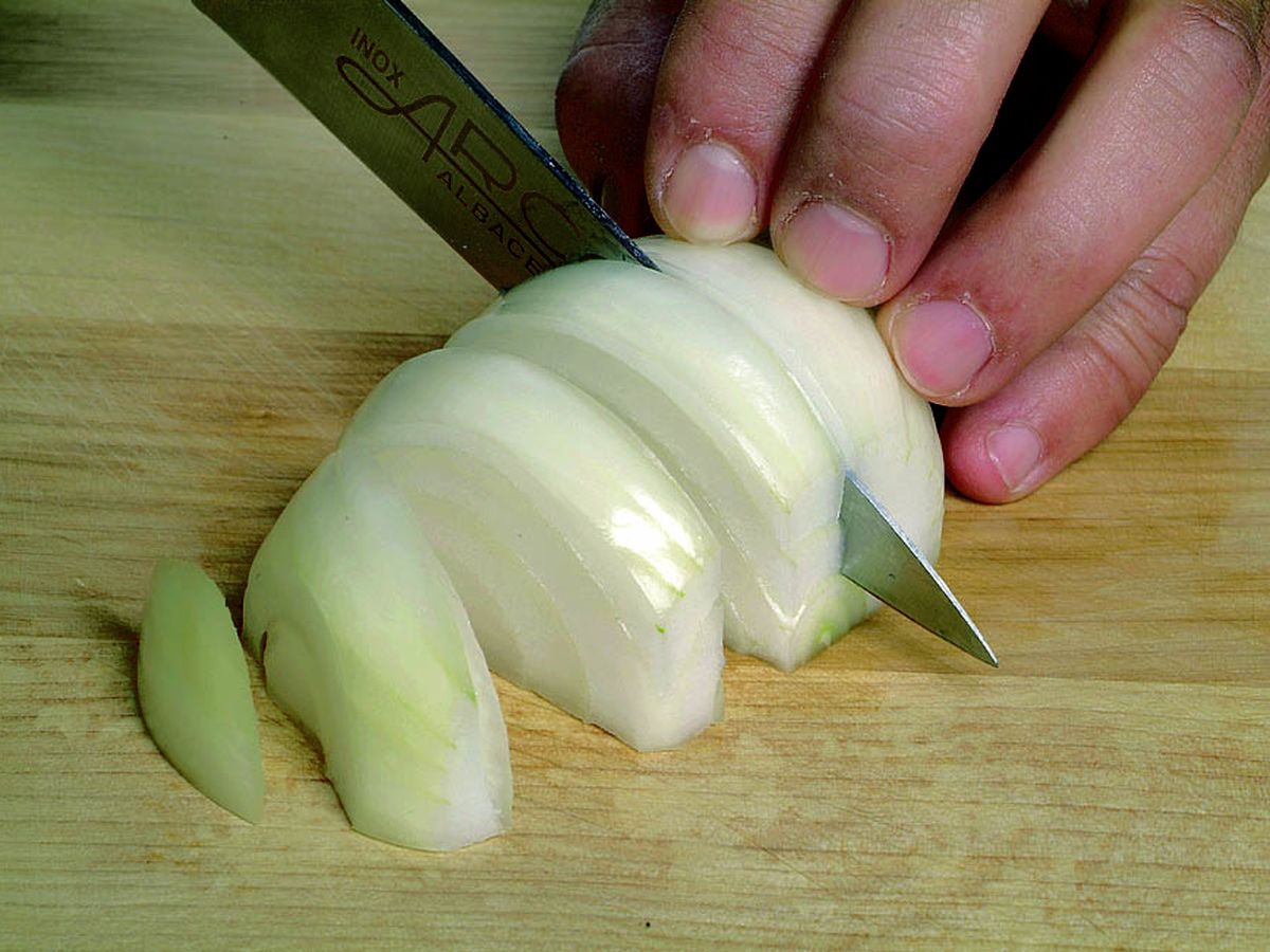 Cuando la cortamos, rompemos esas células y liberamos esas sustancias de azufre