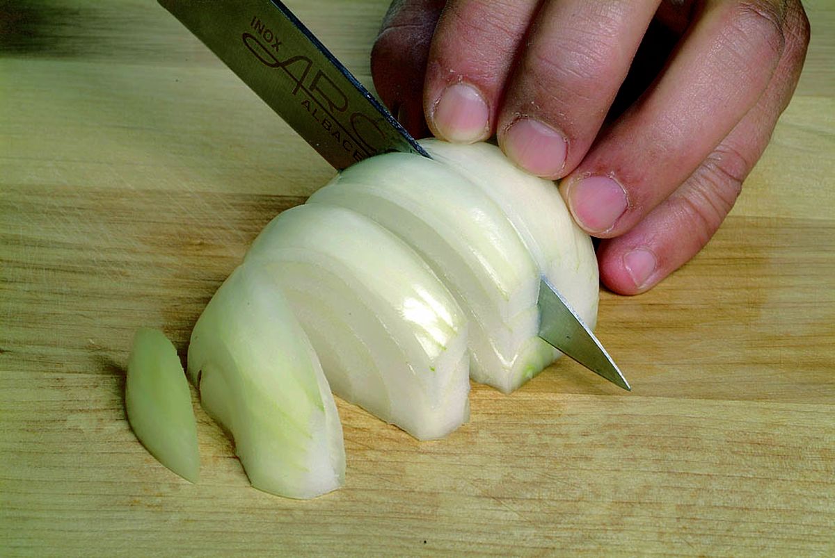 receta picar cebolla dados grandes paso1