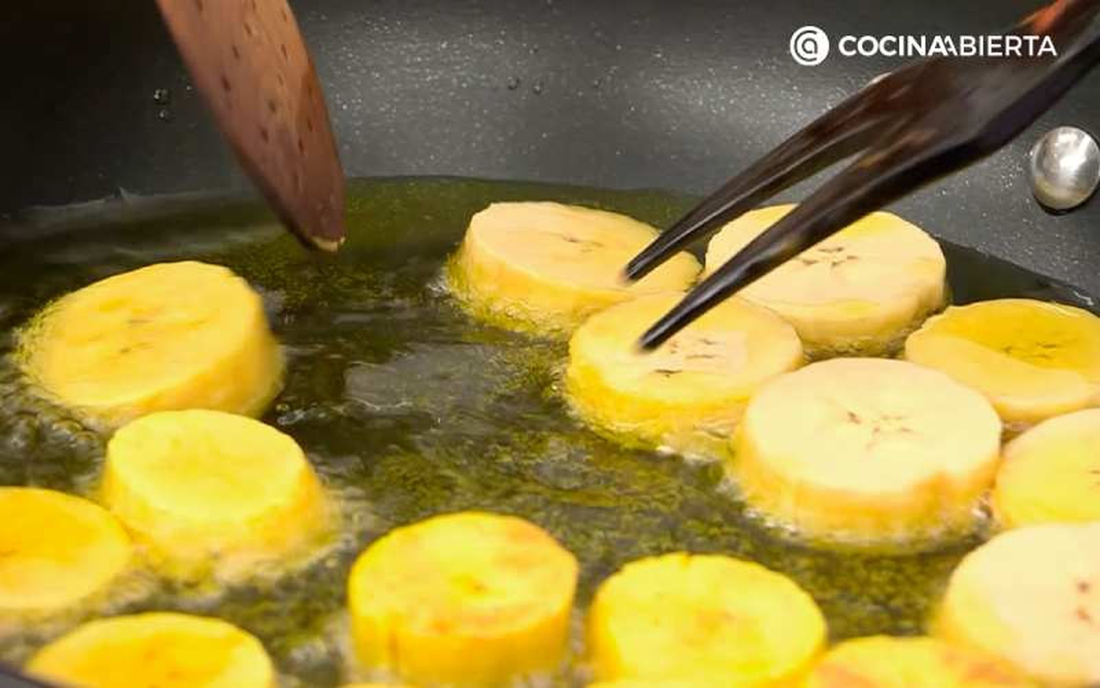 Fríe las rodajas gruesas de plátano Fríe las rodajas gruesas de plátano