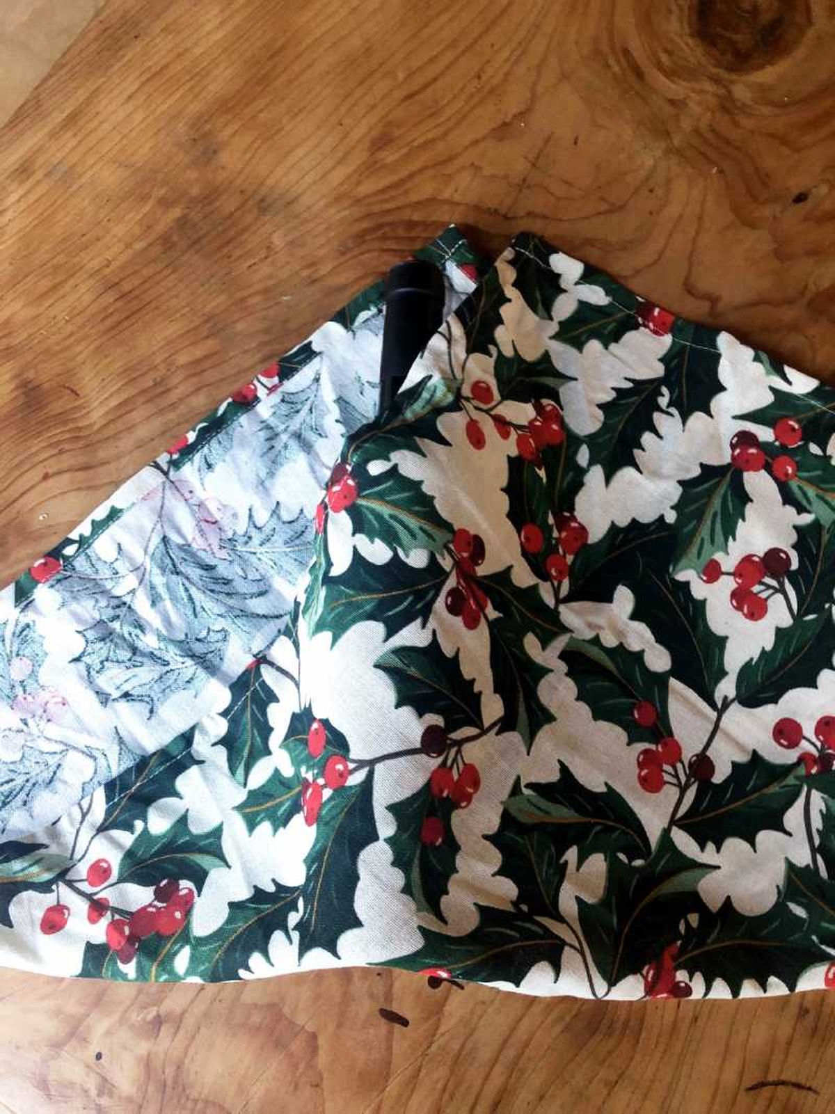 Paso uno para envolver una botella en tela furoshiki.