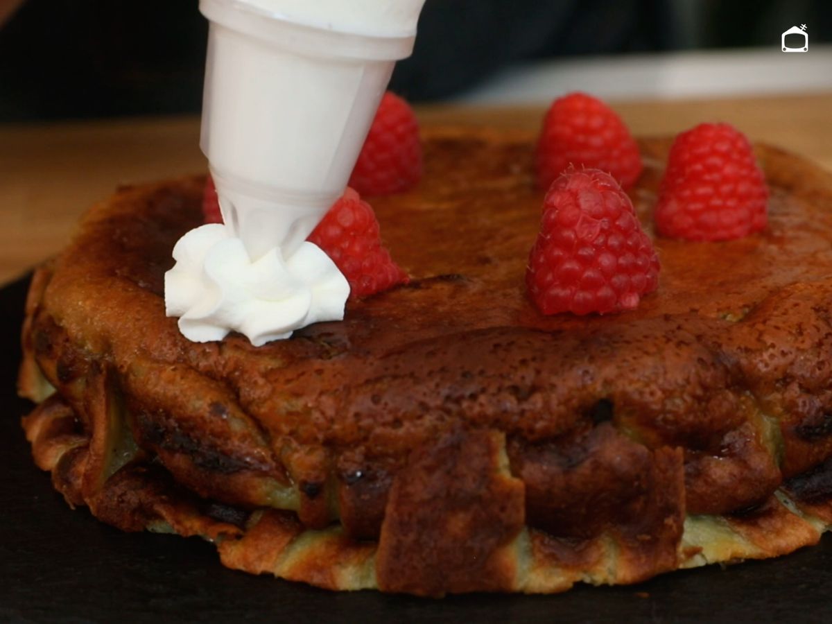 Decora con frambuesas y nata montada