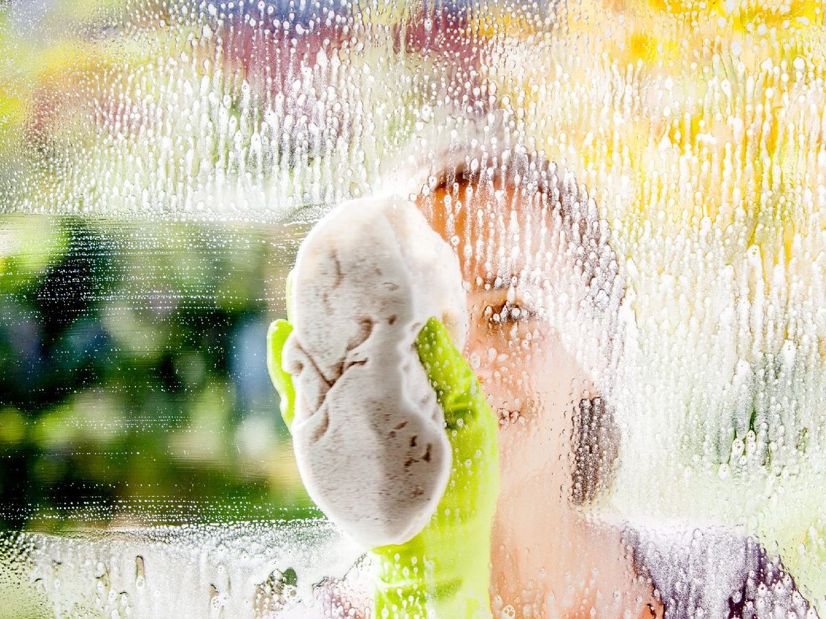 Retira el polvo y la suciedad antes de limpiar el cristal