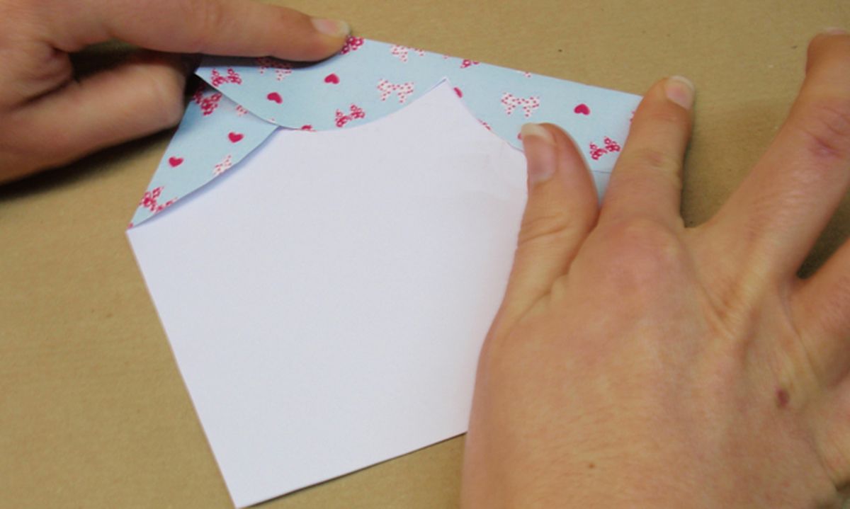 Hacer un sobre con un corazón para San Valentín paso 5