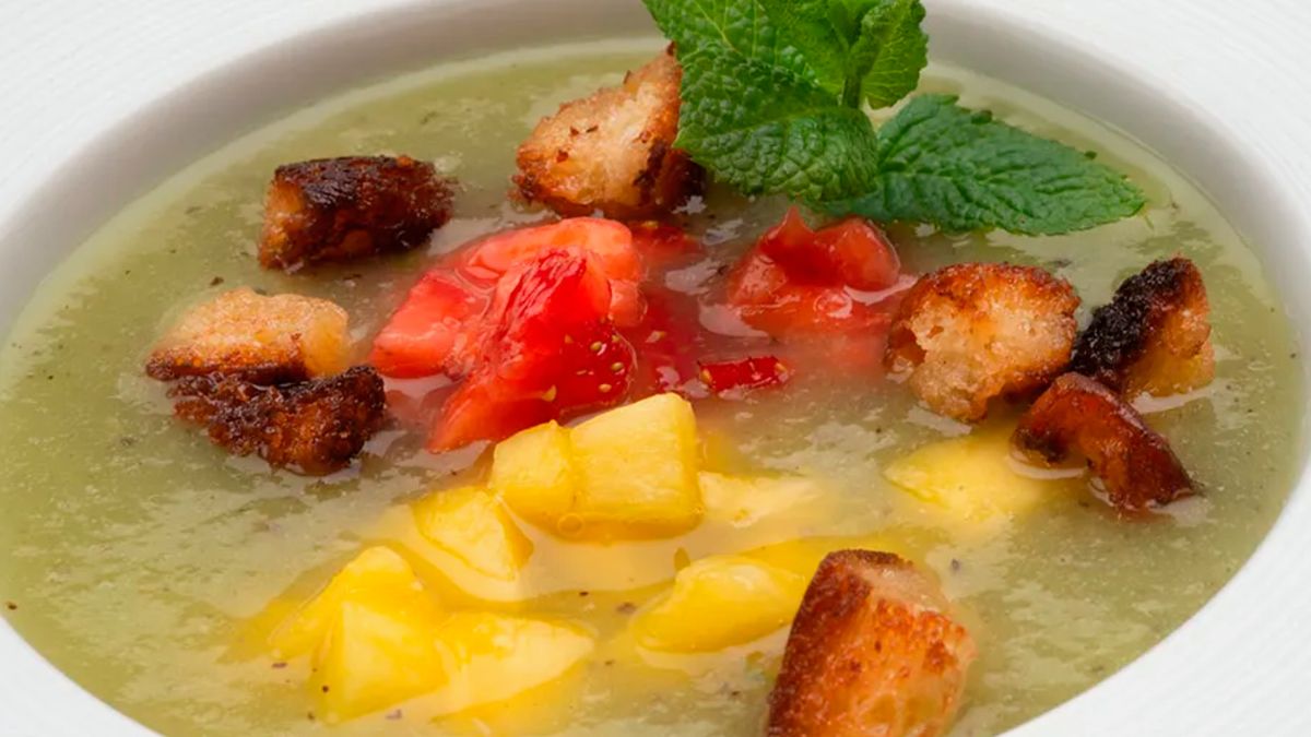 Frío, como el gazpacho de siempre, pero dulce, de kiwi y melón