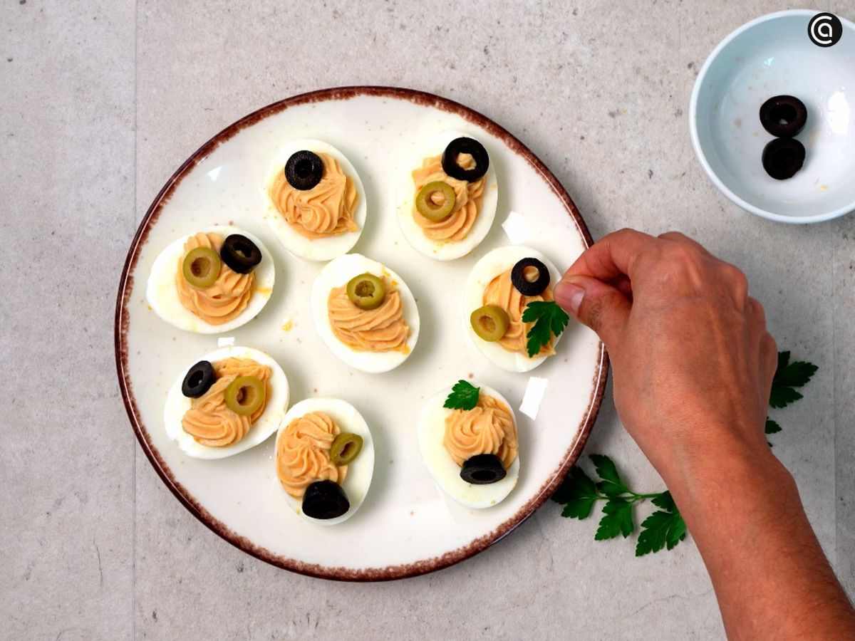 Decora los huevos de vigilia con aceitunas y una hoja de perejil