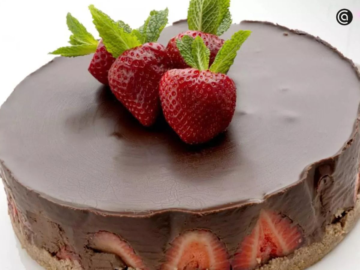 Tarta sin horno de chocolate con fresas frescas.