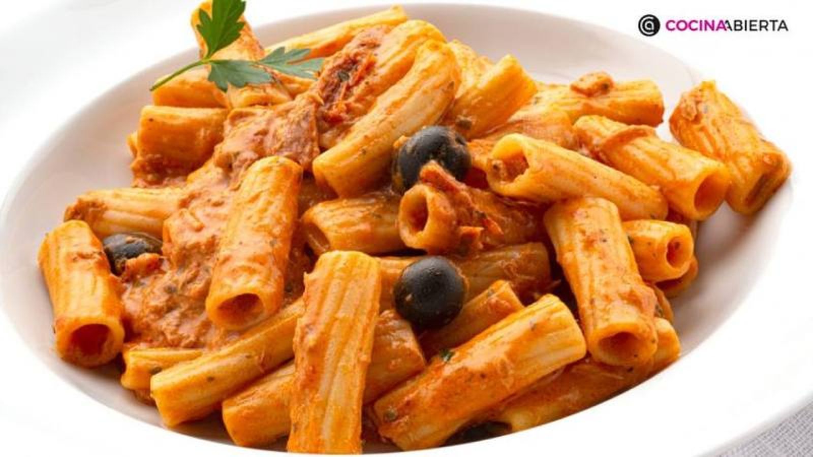 Rigatoni con crema de atún y tomate