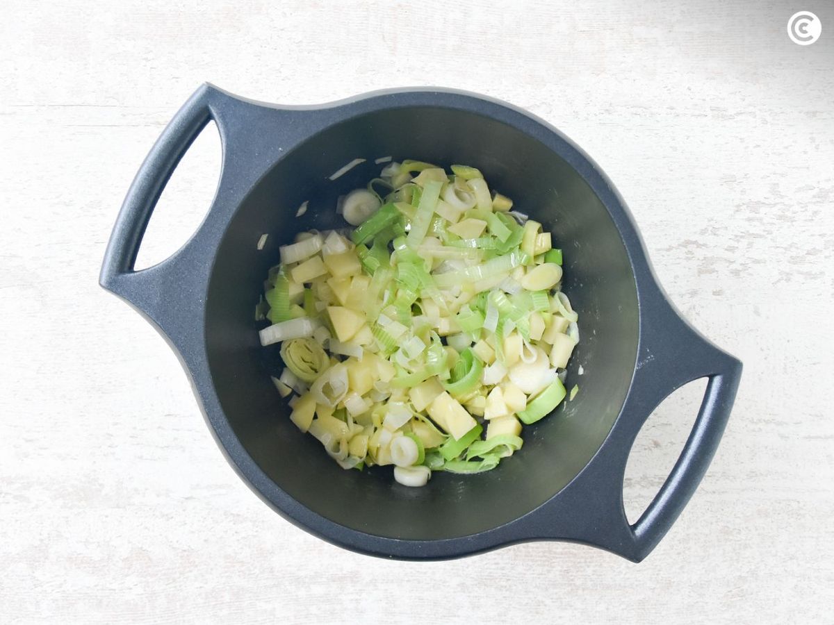 Sofreír las patatas para la crema de puerros
