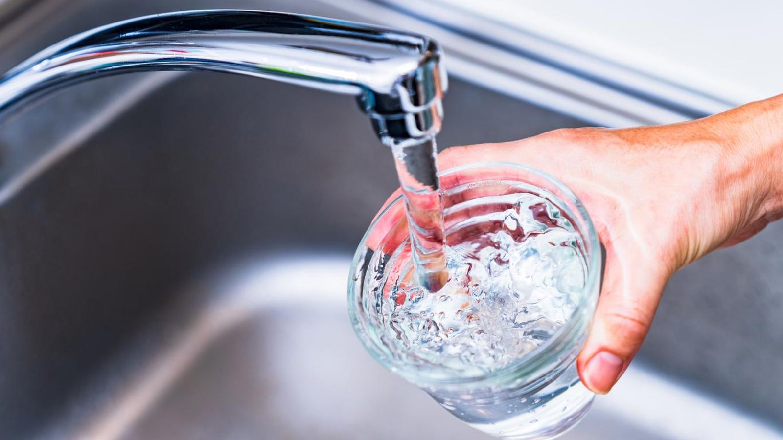 Un filtro nuevo hará que el agua salga más limpia sin salpicar.