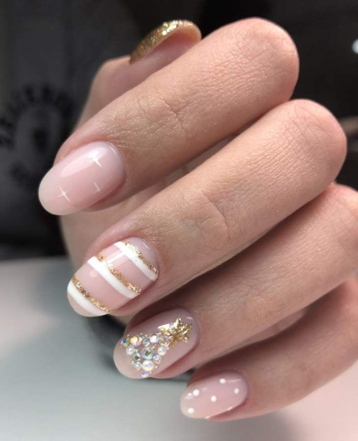 Uñas de Navidad sobre base neutra y diseños minimalistas