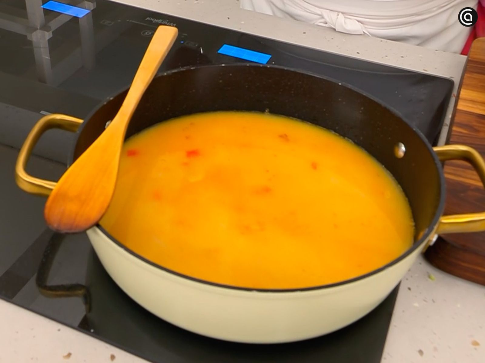 Añade el arroz y el caldo a la cazuela y deja cocer a fuego medio