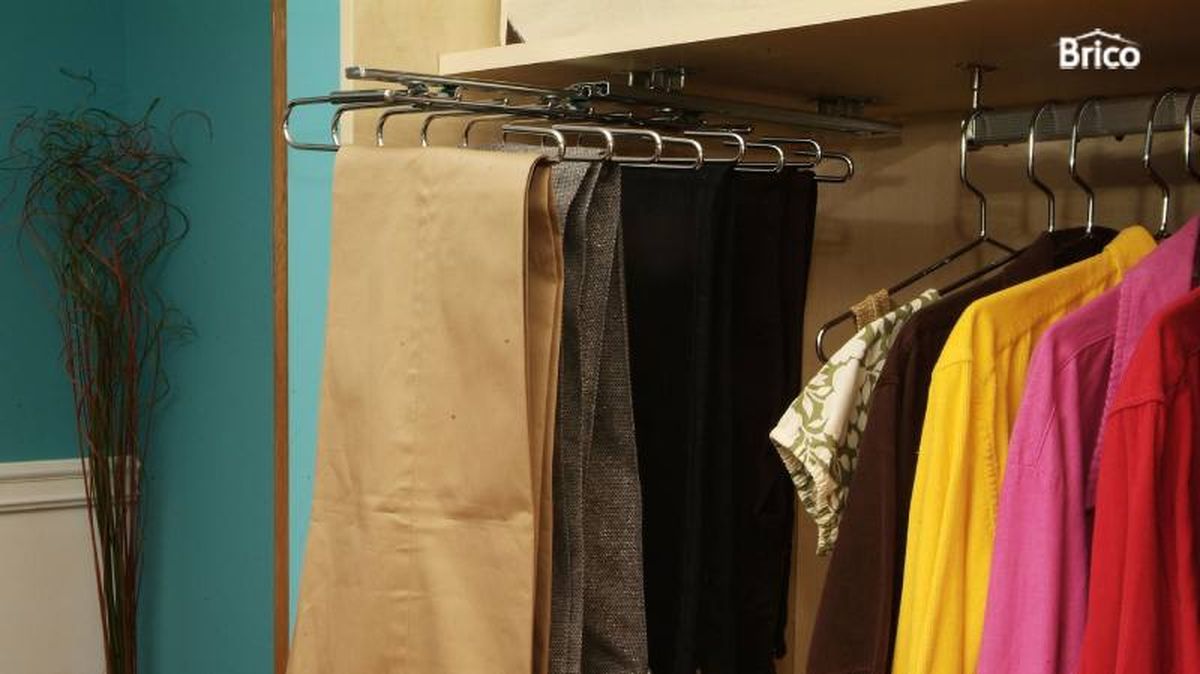 Pantalonero en armario