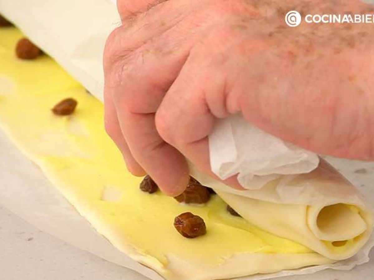 Enrolla la lámina de hojaldre