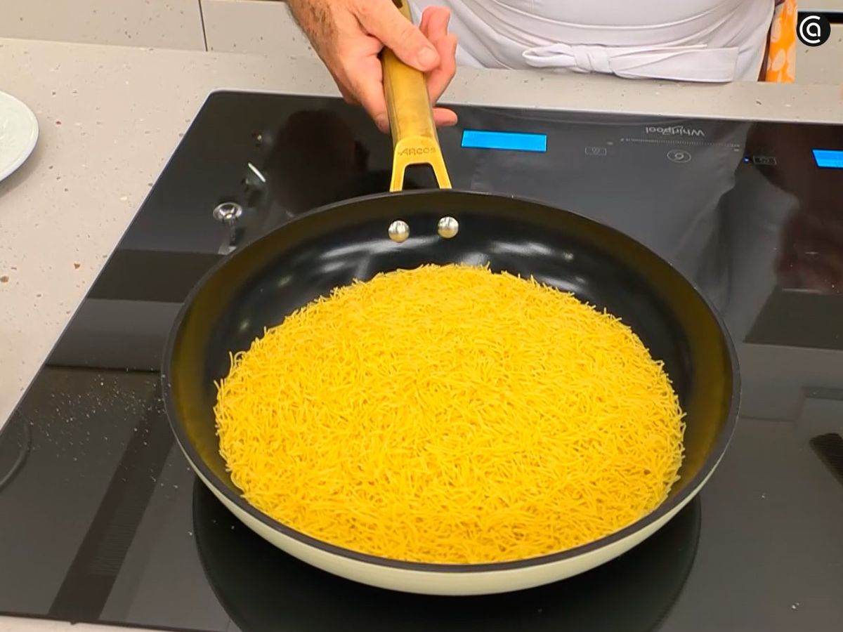 Tuesta los fideos en la sartén removiendo constantemente