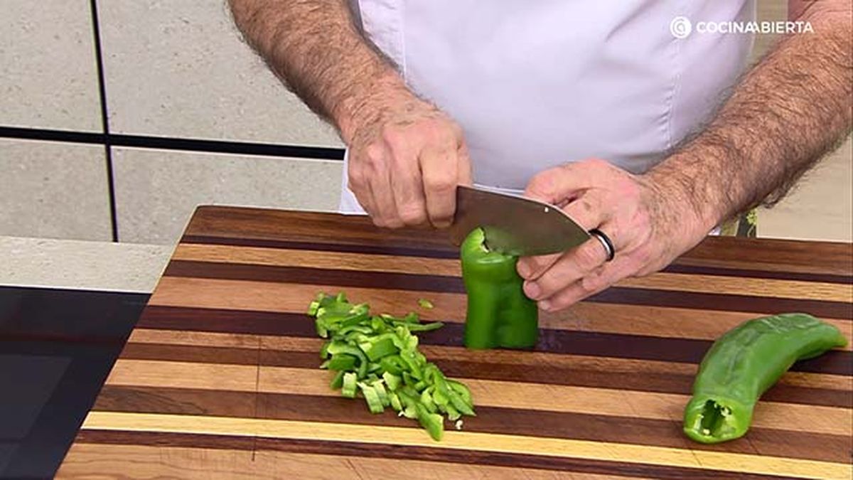 tortilla de bacalao con ajetes y pimientos por karlos arguinano paso1