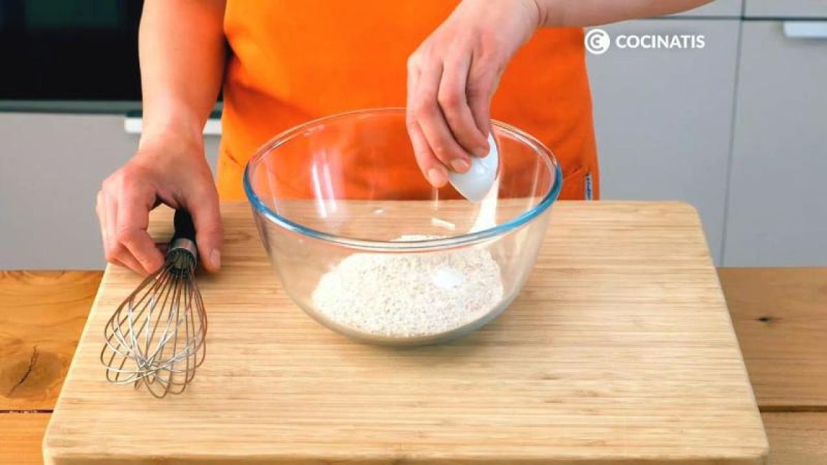 Agrega la harina integral y la levadura en un bol