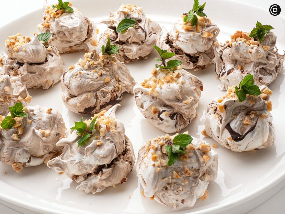 Receta de postre fácil de Karlos Arguiñano: merenguitos con avellanas