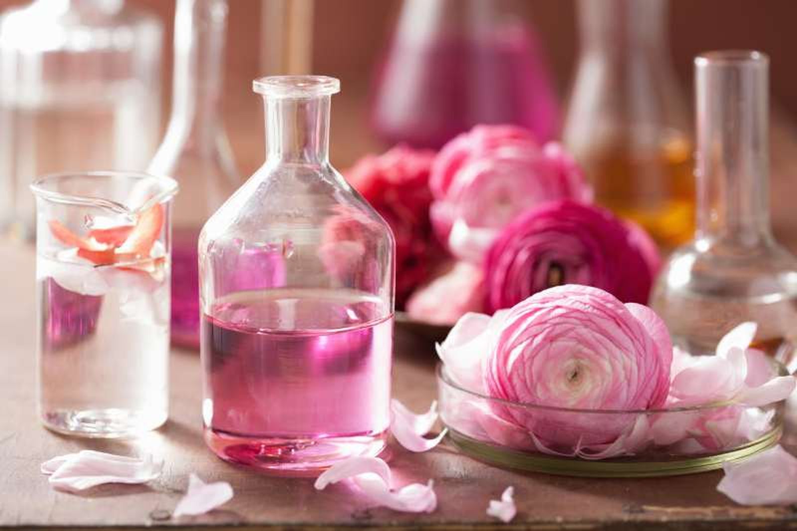 Puedes perfumar el agua de la plancha con aceite de rosas para un aroma fresco y limpio, Puedes perfumar el agua de la plancha con aceite de rosas para un aroma fresco y limpio,