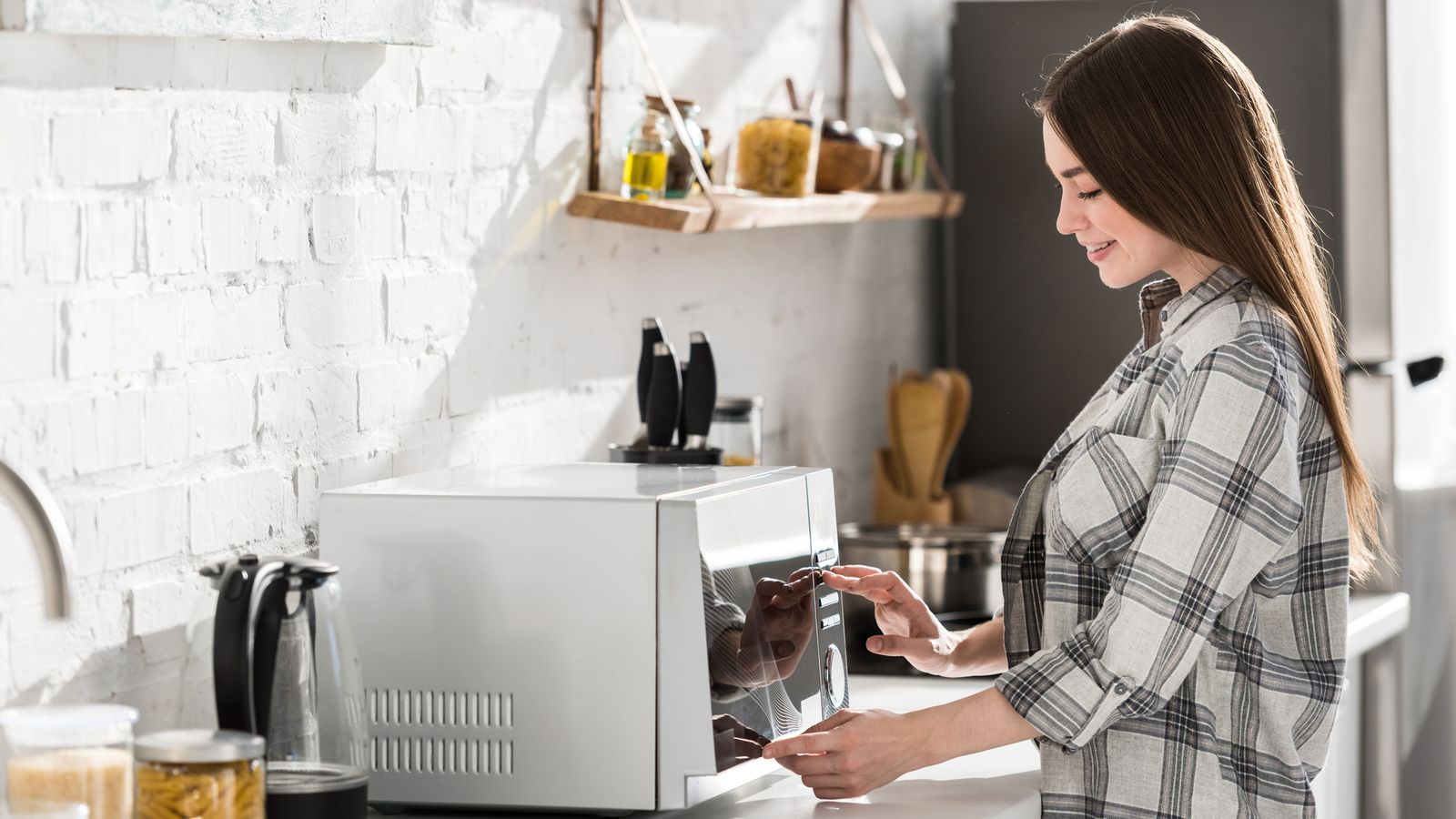 Limpiar regularmente el microondas evita muchos fallos en el futuro