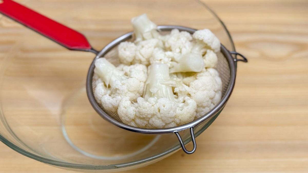 Escurre la coliflor cocida