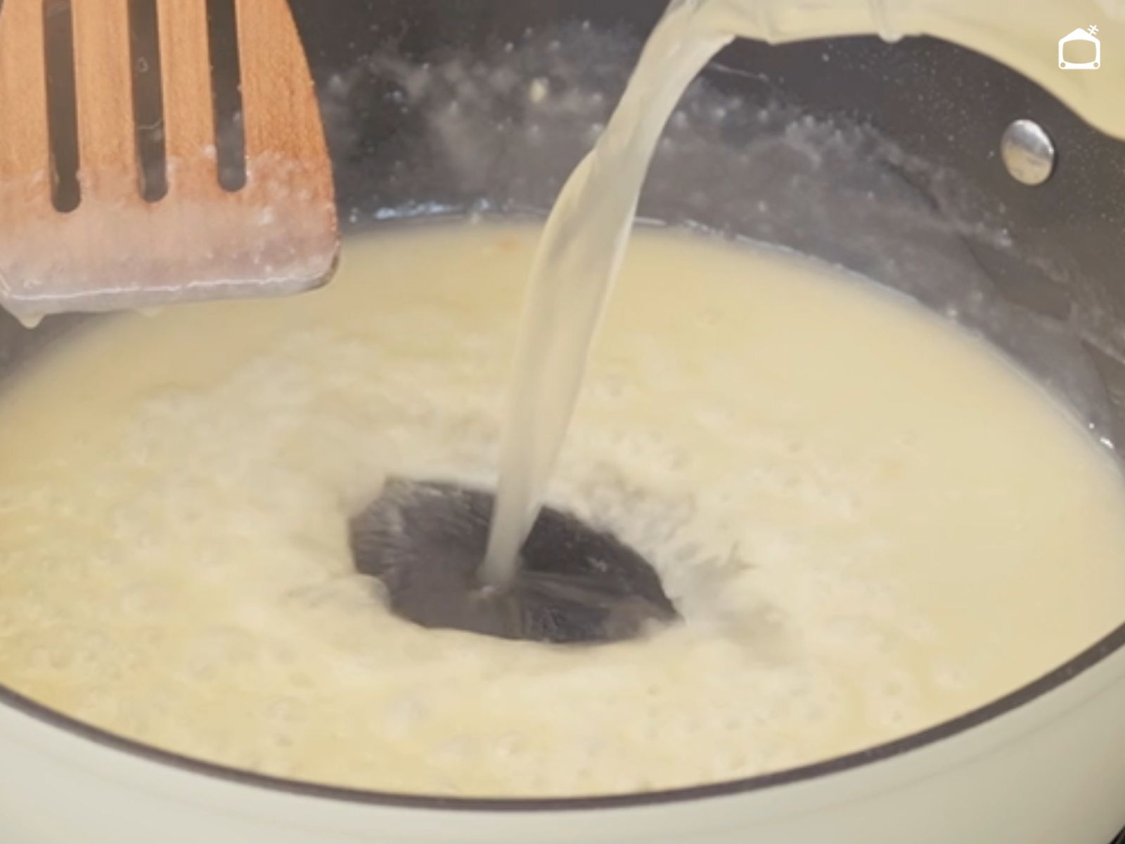 Agregamos harina (la del enharinado que se ha ido soltando ayuda) y vertemos el vino blanco, dejando que hierva unos segundos. Incorporamos el caldo de pescado poco a poco, removiendo hasta obtener una salsa suave.