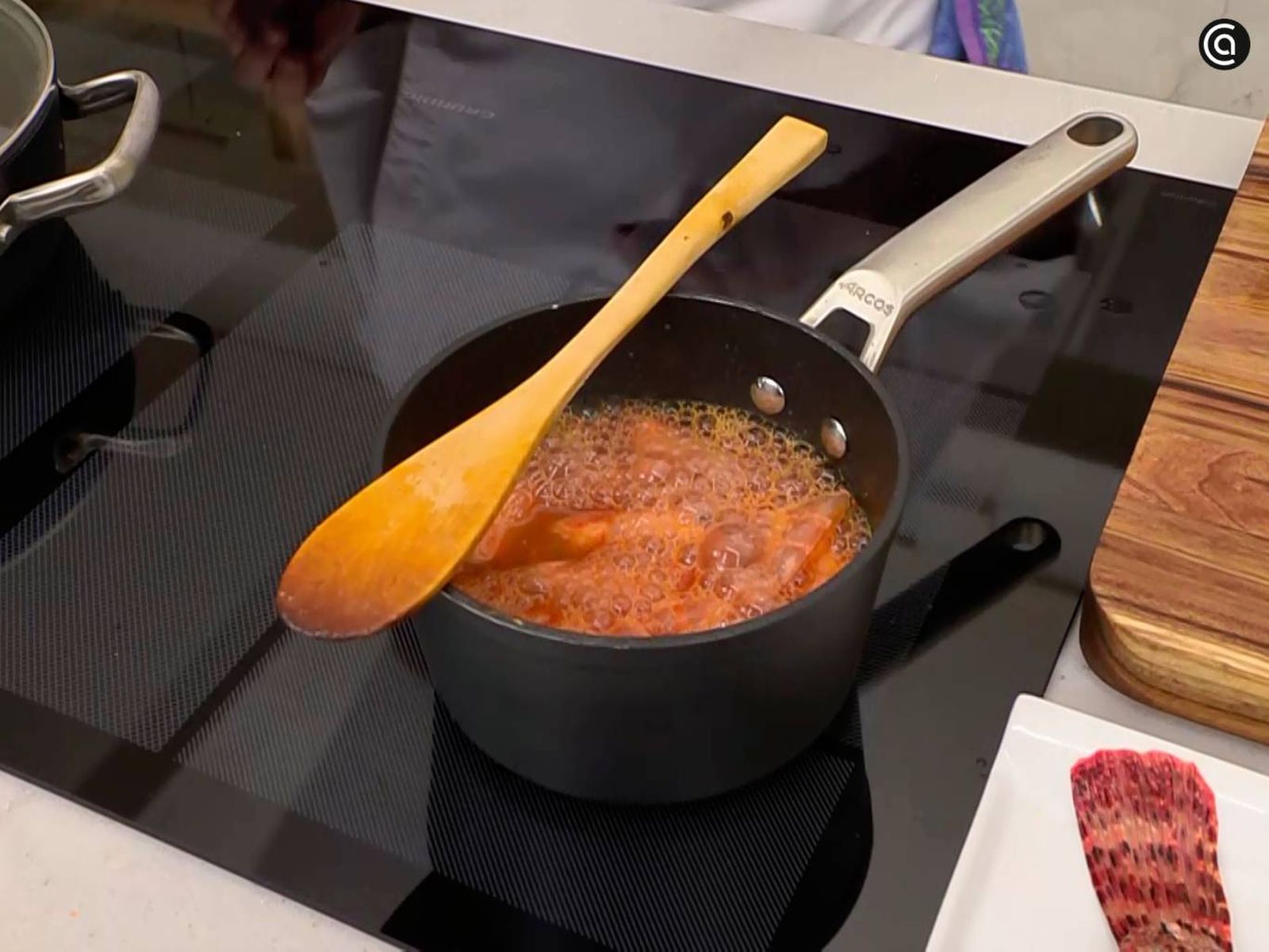 Elaboración de la receta de itsaskabra con salsa de mejillones y langostinos - paso 3