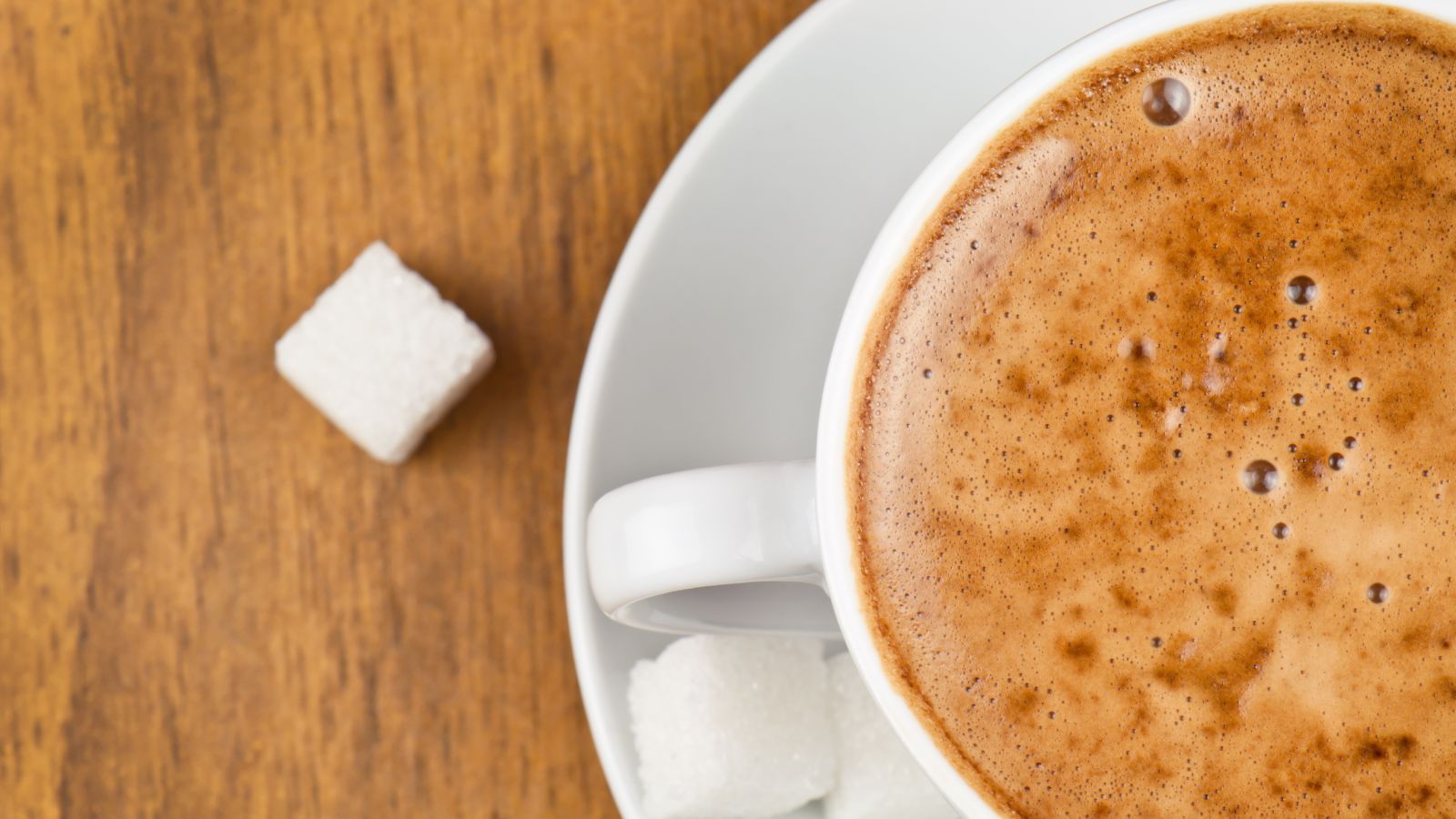 Café cremoso en cafetera italiana