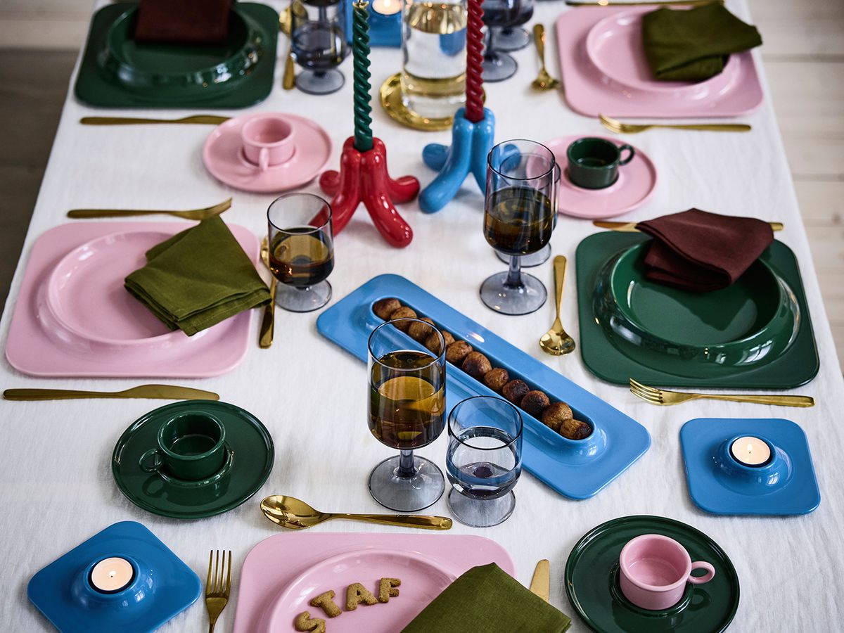 Colores vivos y curvas juguetonas: así se viste la mesa con IKEA x Gustaf Westman.