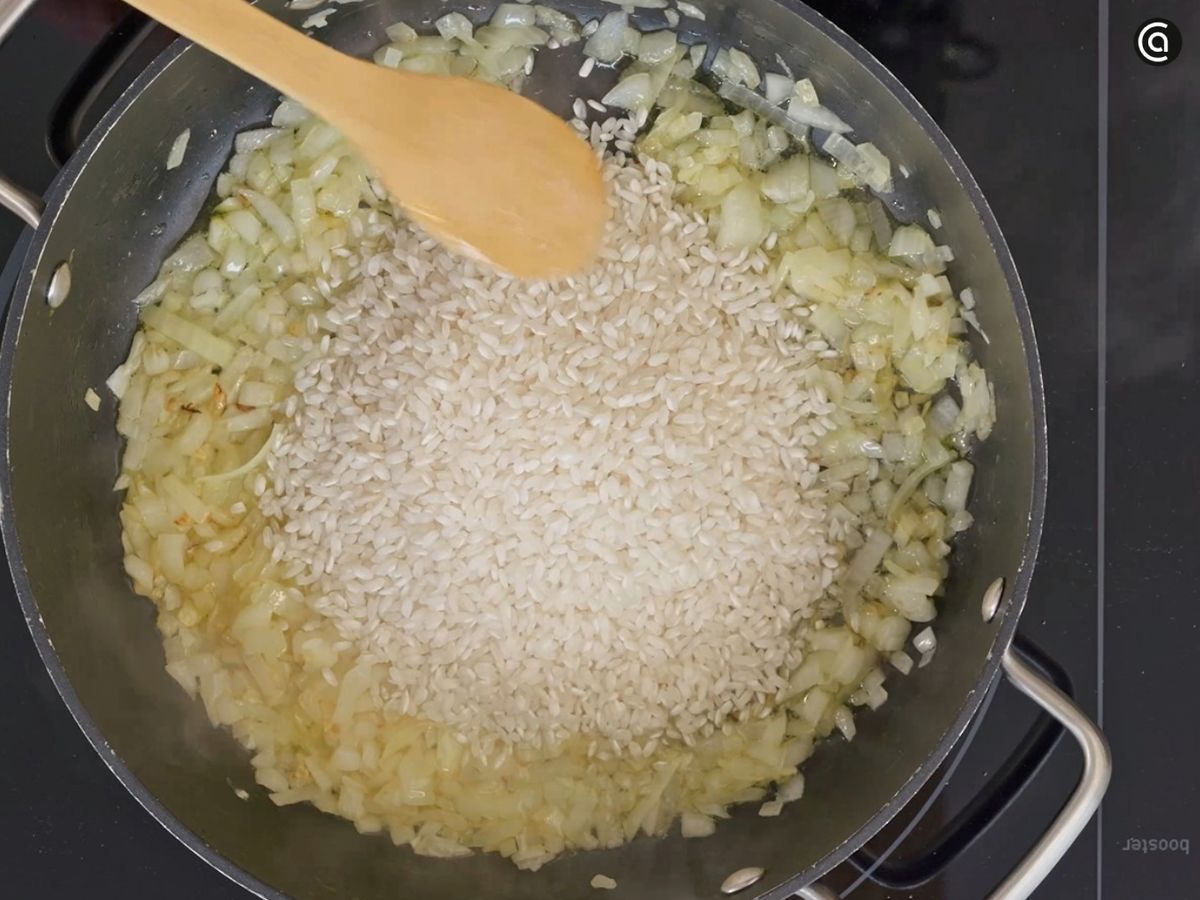Rehogar el arroz antes de la cocción ayuda a mantener su textura y favorecer la cremosidad