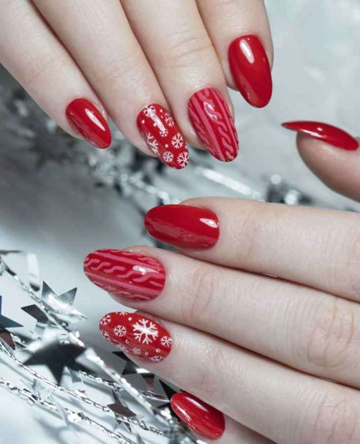 Uñas rojas con motivos navideños