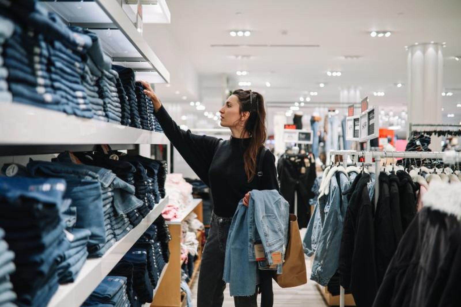 Unos jenas clásico que te sienten bien es una buena inversión para hacer en rebajas