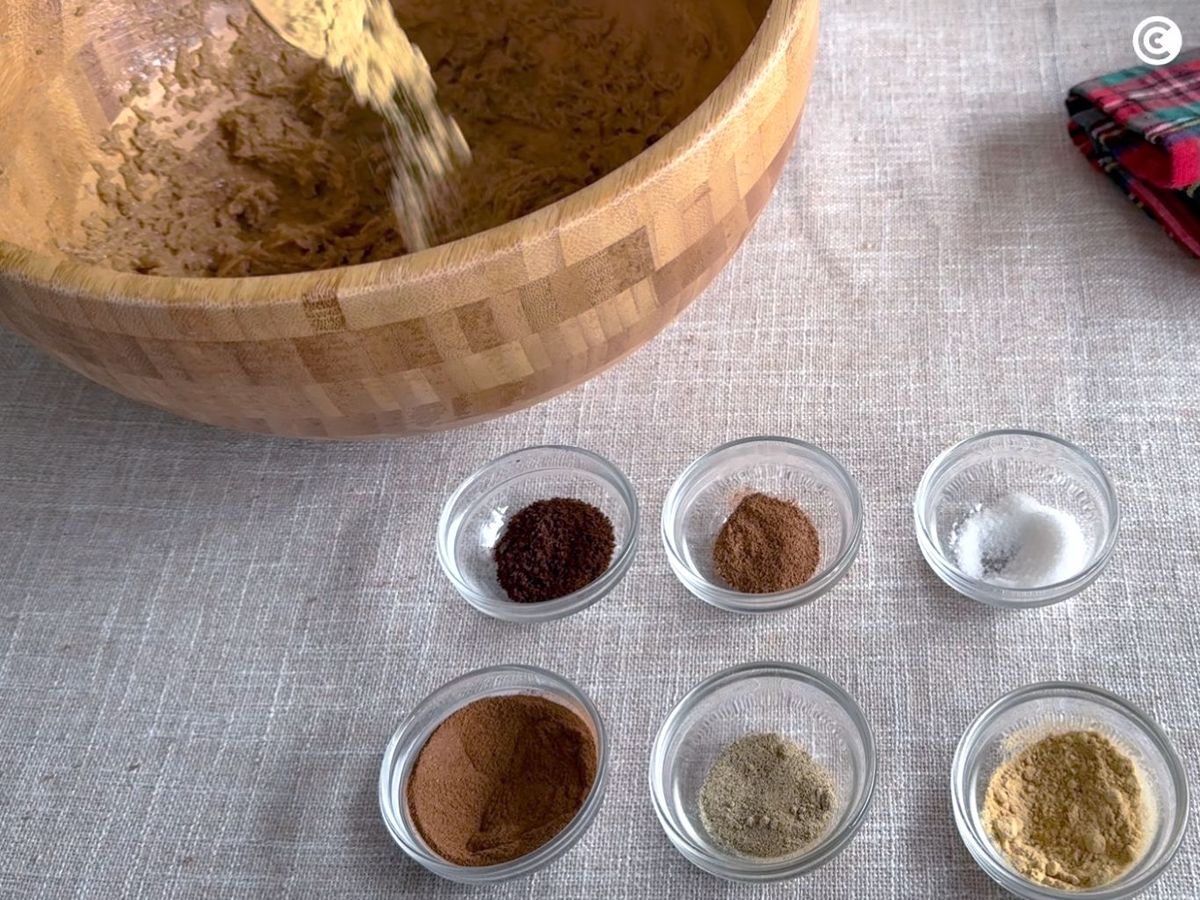 Agregar las especias a la masa de los speculoos