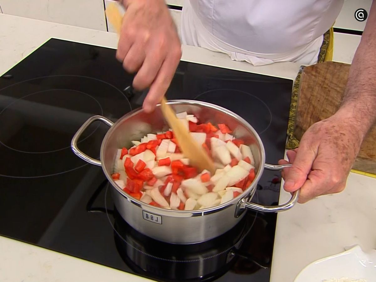 Sofríe las verduras para el relleno