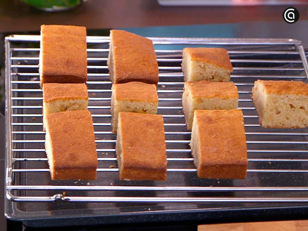 Corta el bizcocho en porciones