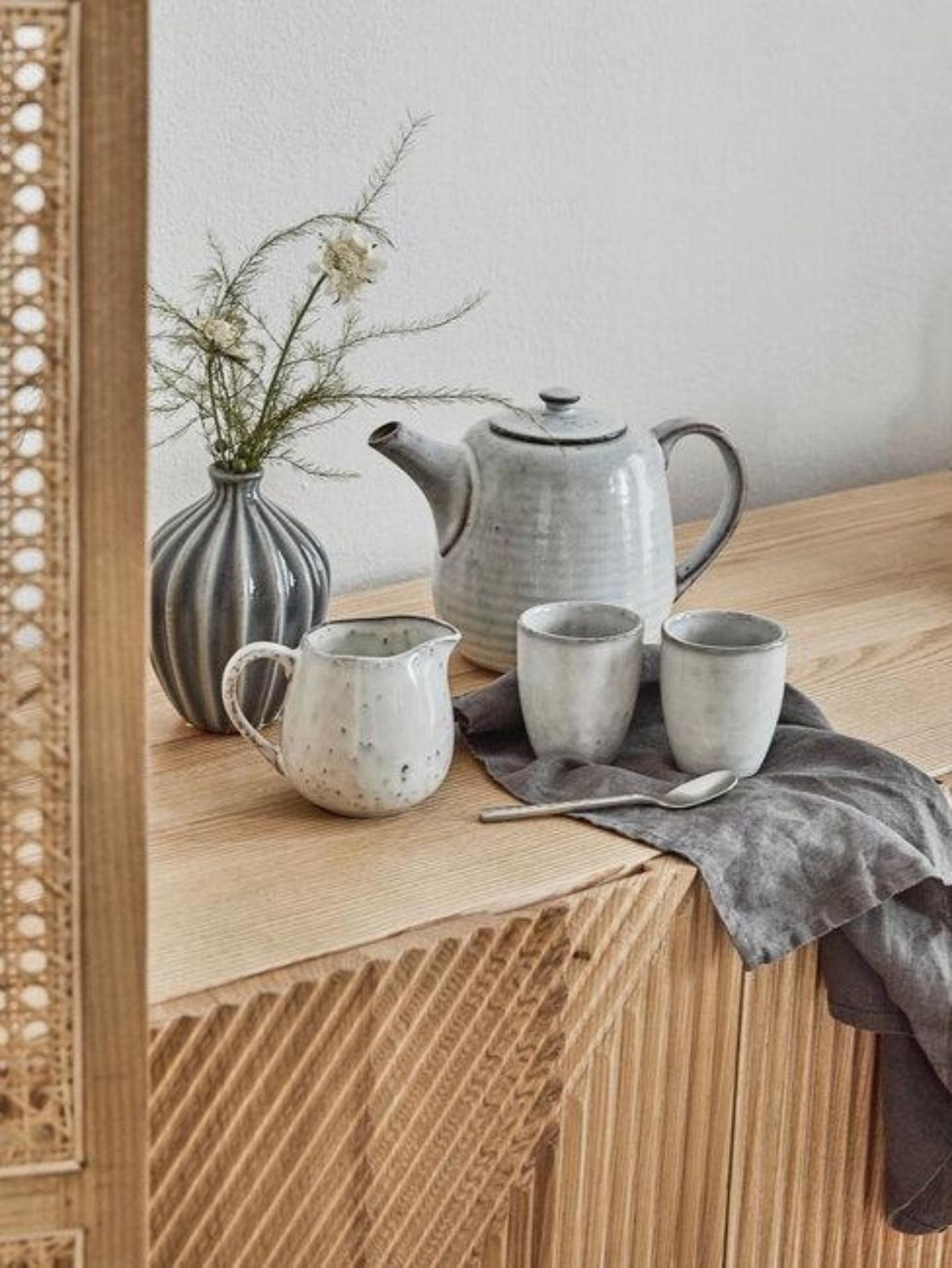 Tetera y tazas de cerámica artesanal. Tetera y tazas de cerámica artesanal.