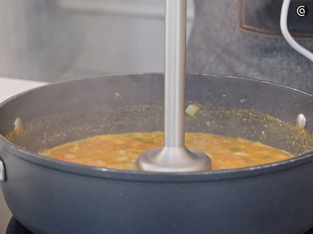 Tritura el sofrito para conseguir la textura característica de la caldereta