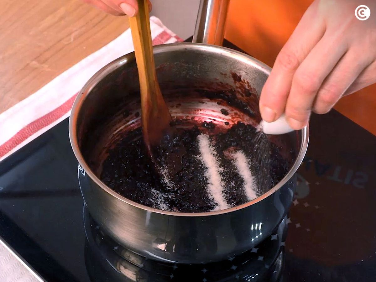 Agregar la gelatina a la mermelada de moras