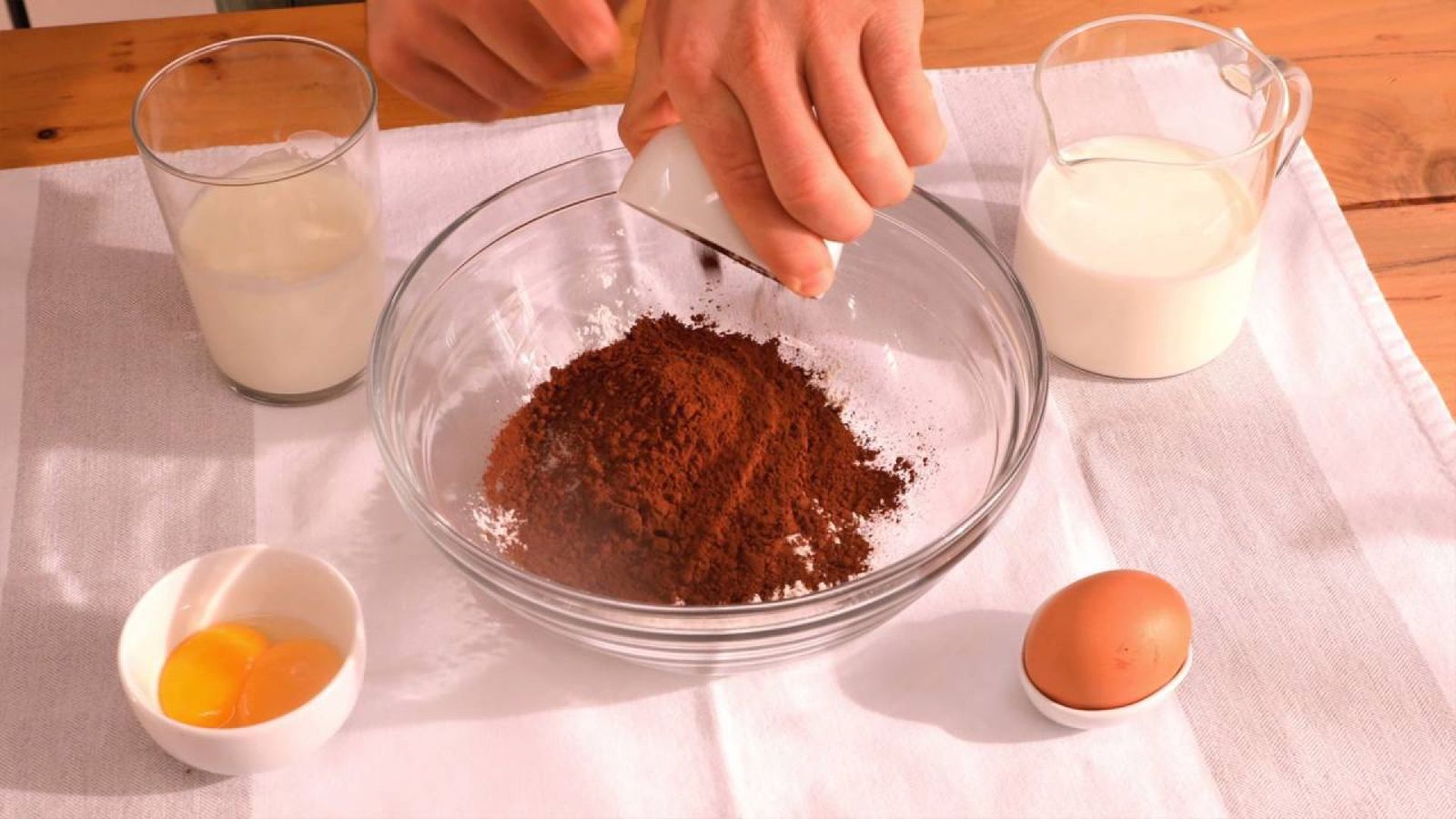 Comienza la preparación de la crema de chocolate mezclando los ingredientes secos en un bol Comienza la preparación de la crema de chocolate mezclando los ingredientes secos en un bol