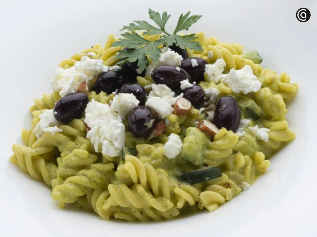 Pasta con crema ligera de calabacín, queso feta desmenuzado y aceitunas negras.