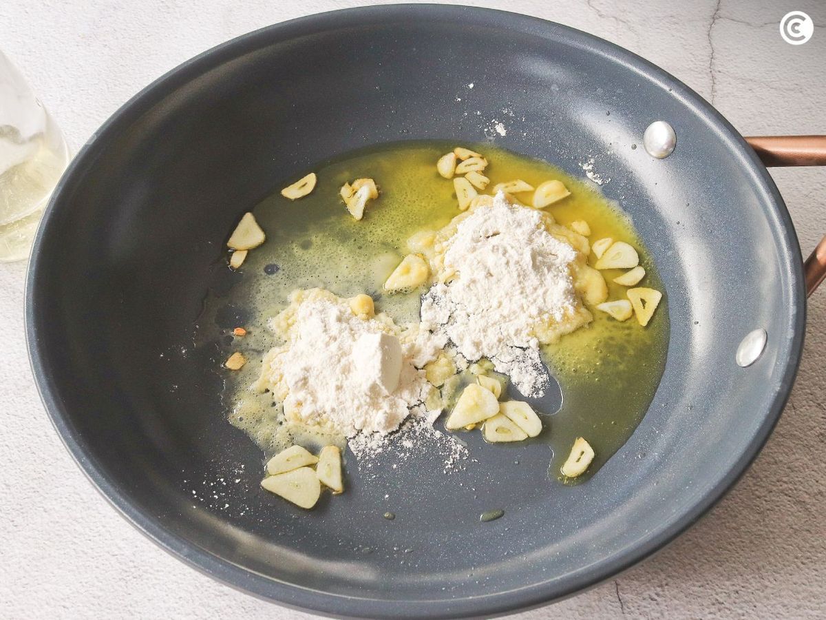 Preparar la salsa para las alcachofas con almejas