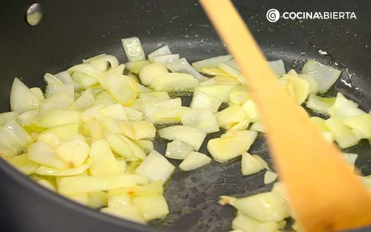 Rehoga a fuego medio durante 5-6 minutos