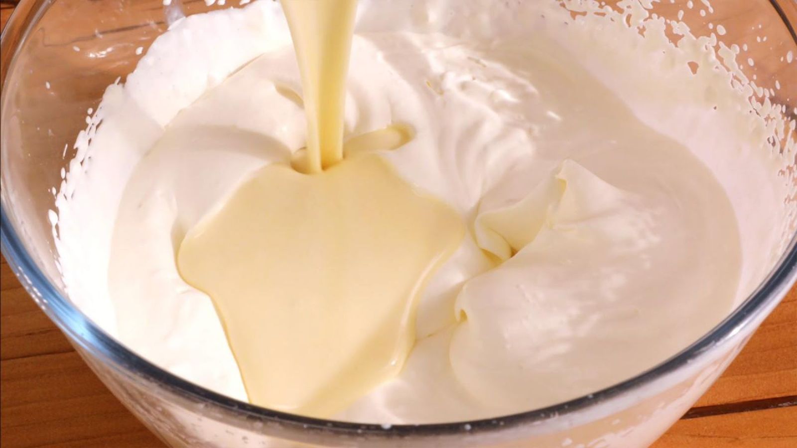 La fusión del chocolate blanco y la nata montada crea una textura irresistible en la mousse La fusión del chocolate blanco y la nata montada crea una textura irresistible en la mousse