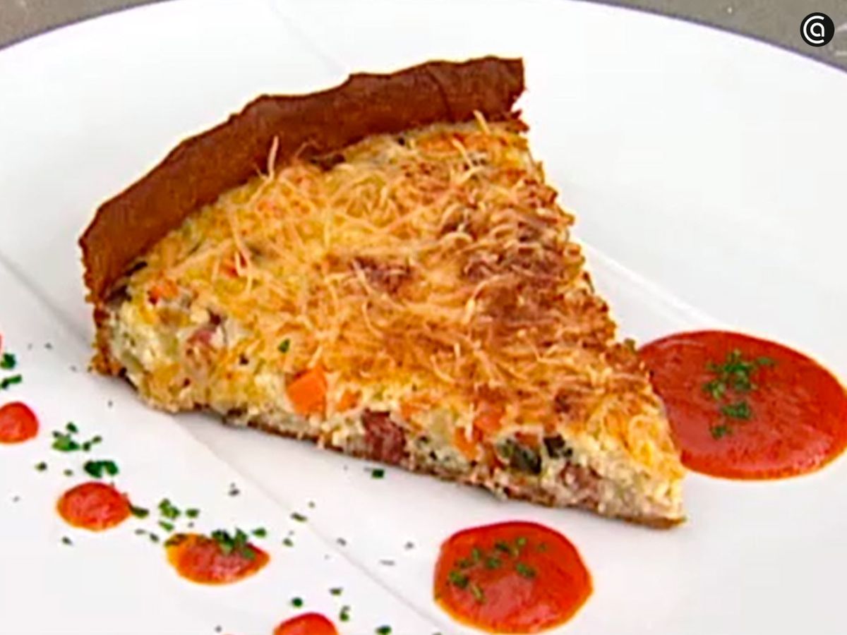 Calienta la salsa de tomate y sirve la quiche de verduras